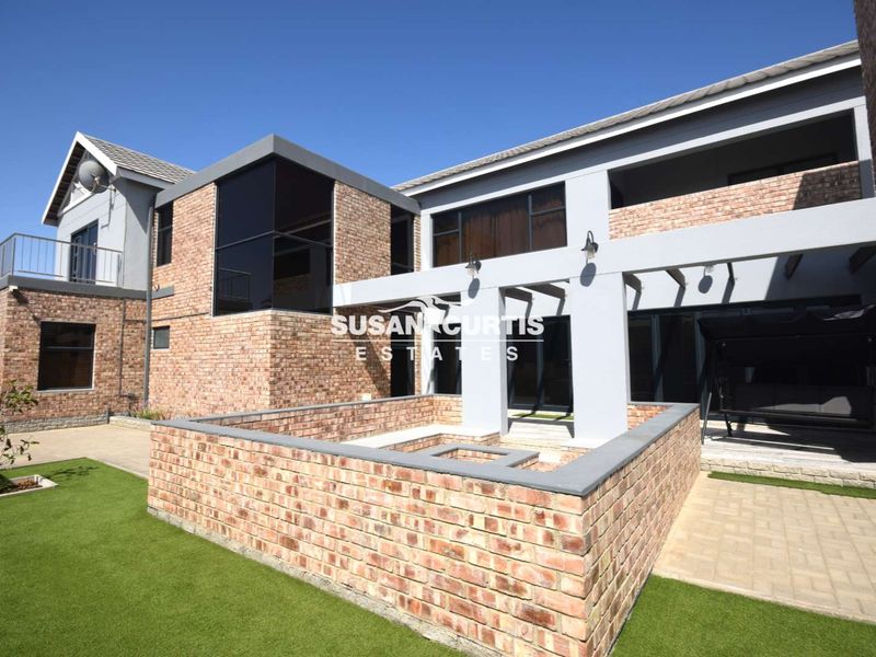 Elegant 5 Bedroom Home - Photo 2