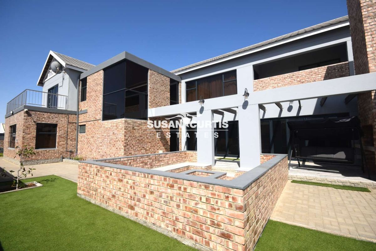 Elegant 5 Bedroom Home - Photo 2