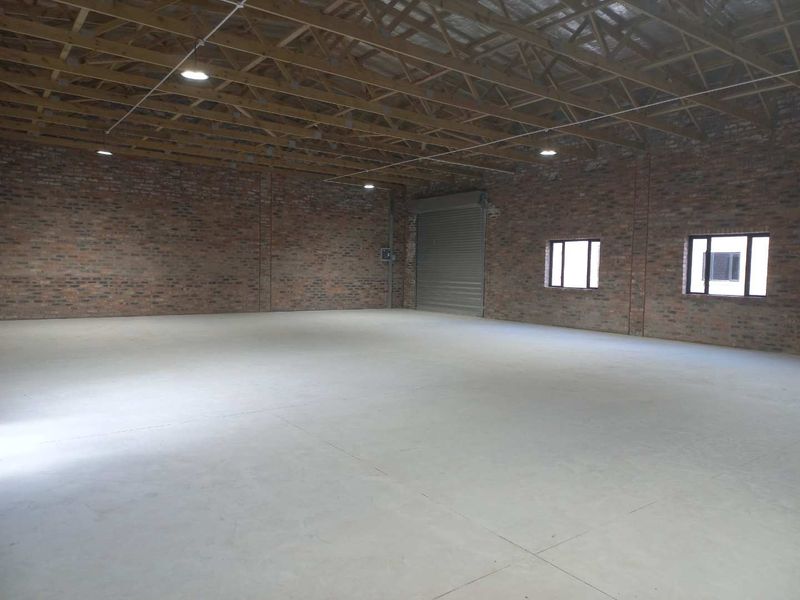 Single level warehouse space, Fairview. Available immediately! - Photo 2