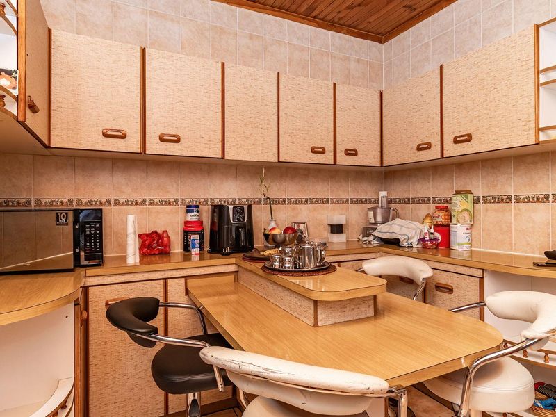 Spacious 5-Bedroom Home in Rynsoord - Photo 9