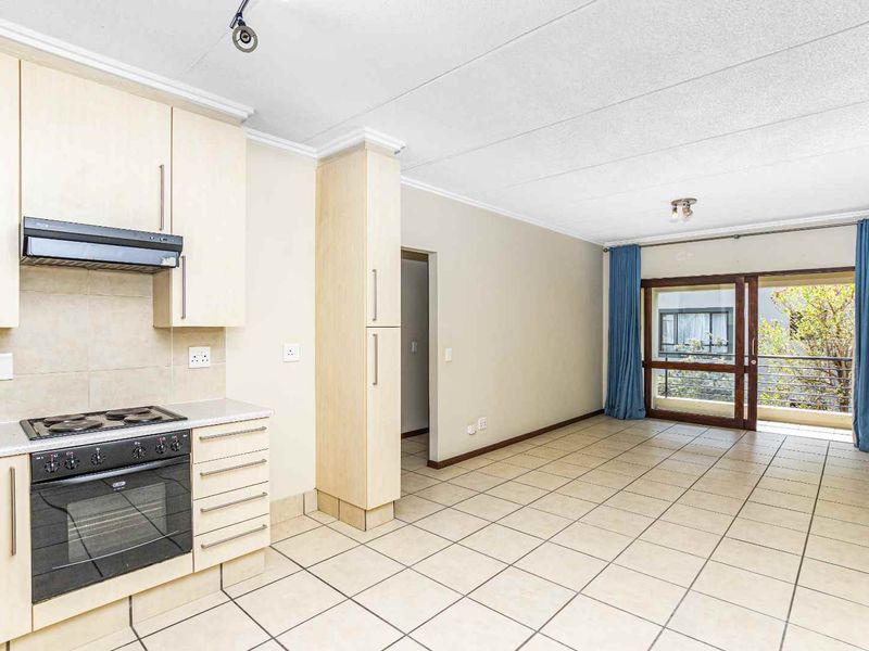 Charming 2 Bedroom Apartment in Secure Complex - Photo 2