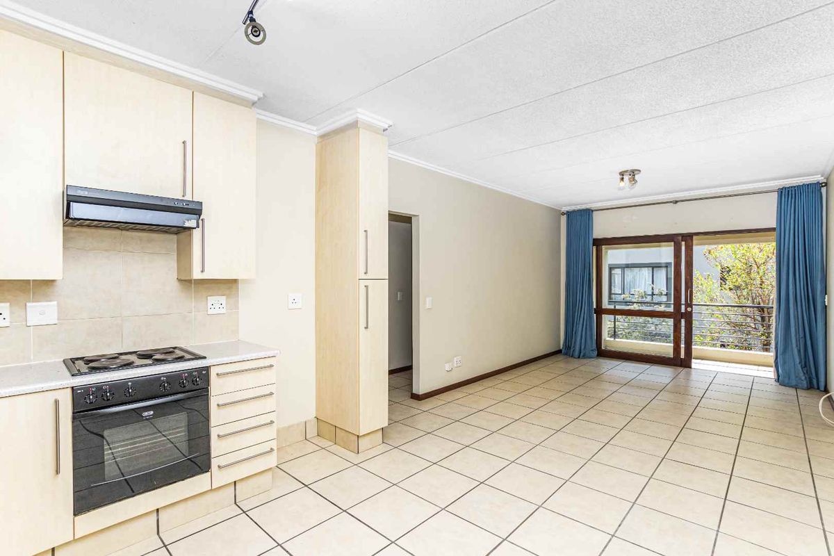 Charming 2 Bedroom Apartment in Secure Complex - Photo 2