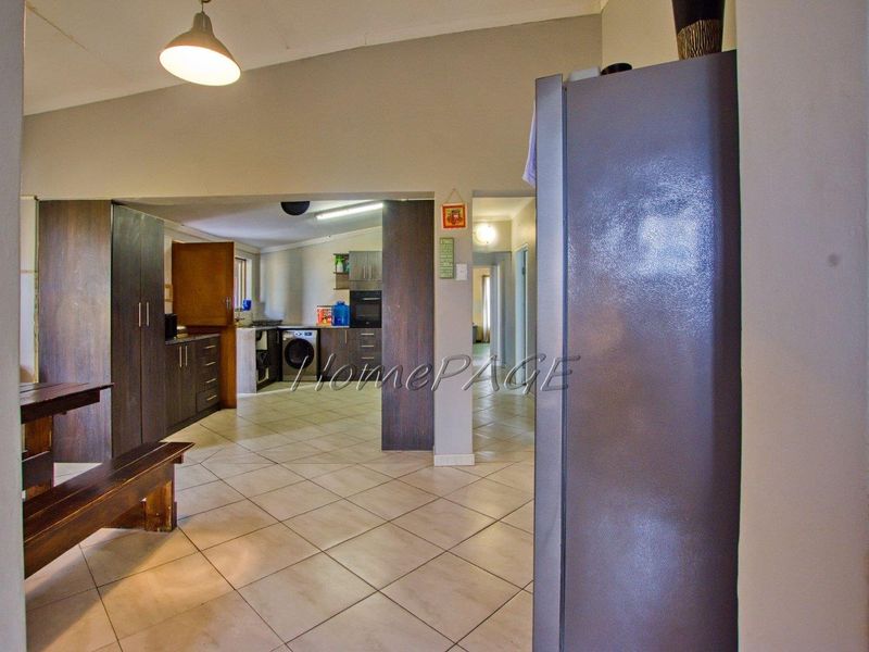 Narraville, Walvis Bay:  3 Bedroom house with flat for sale - Photo 8