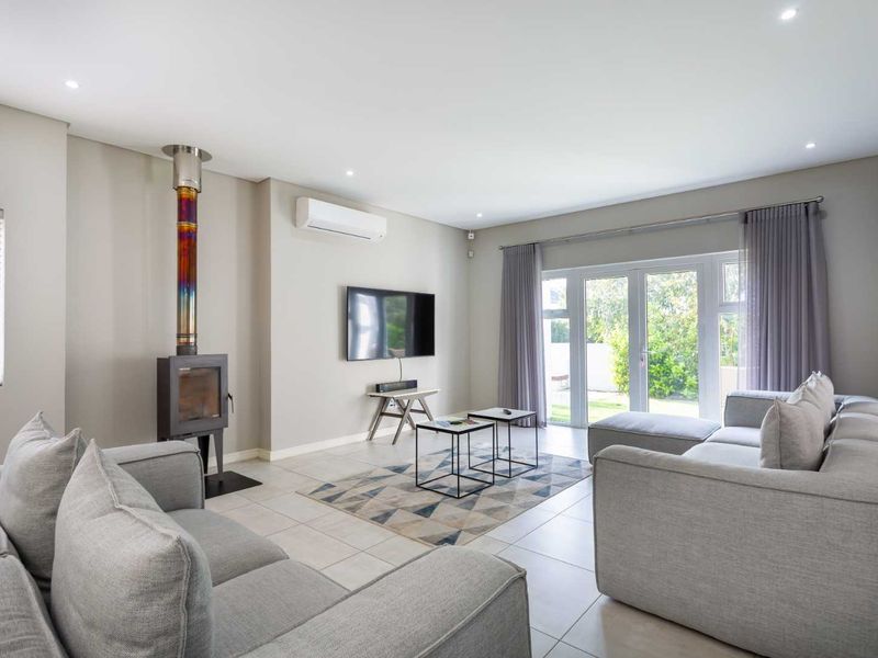 Elegant Five-Bedroom Home with Relaxing Outdoor Areas in Le Domaine Neighbourhood on Val de Vie Estate - Photo 4