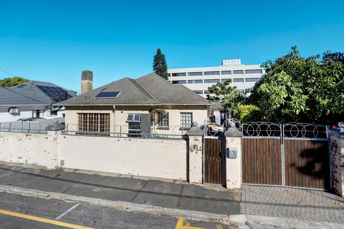 Family home in Vredelust - a few steps from Louis Leipoldt Medi-Clinic! - Photo 2