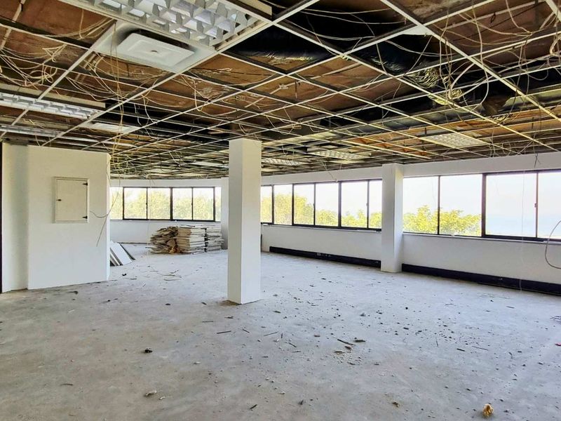 200m2 office to let in La Lucia Ridge office belt. Fitout-ready shell with sea views, generator, 10 basement bays. Occupation: Sept 2025. - Photo 4