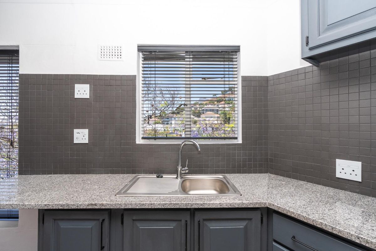 Views, Air BnB, pet friendly and two covered parkings - Photo 3