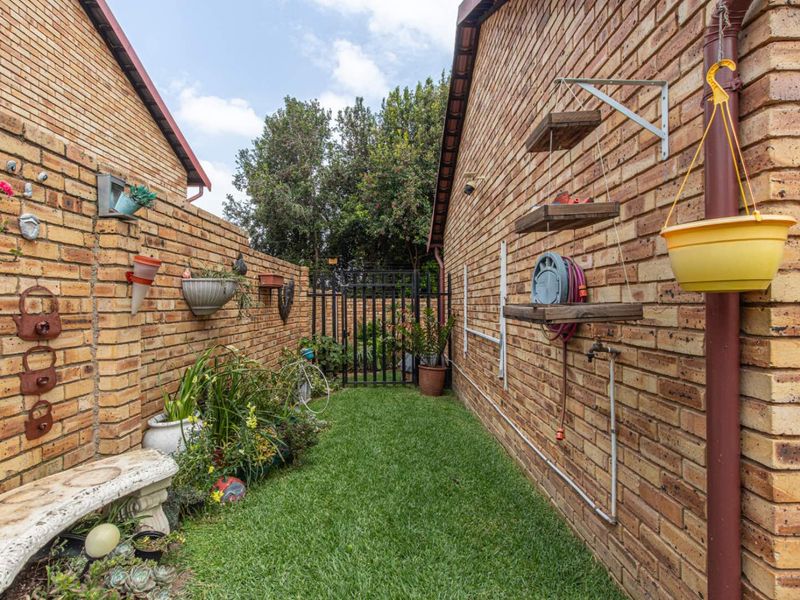 Charming Duplex with Modern Comforts in Pristine Condition - Photo 3