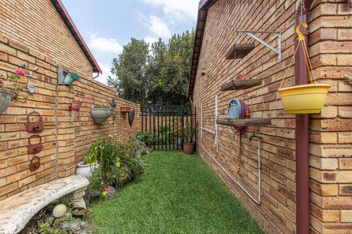 Charming Duplex with Modern Comforts in Pristine Condition - Photo 3