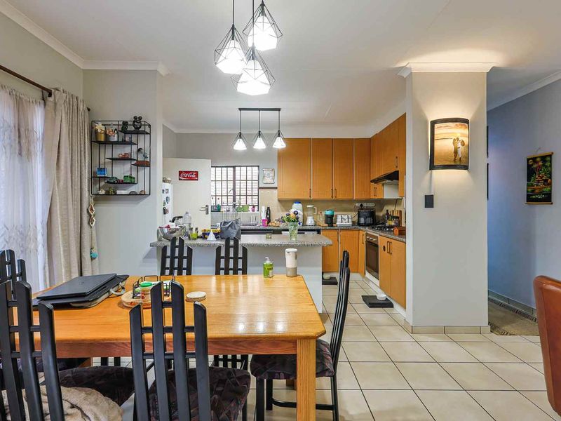 Charming & Modern 2-Bedroom Townhouse - Photo 7