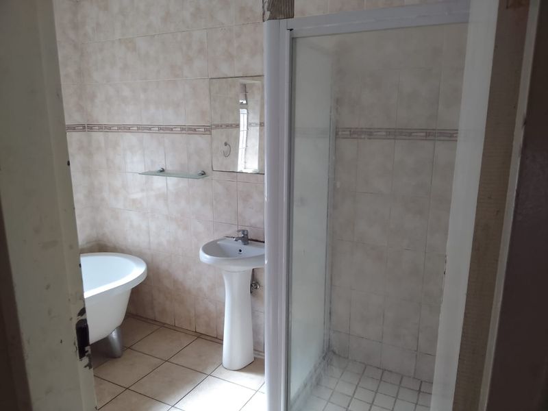 3 Bedroom house in Lombardy East with 2 Flatlets. - Photo 3