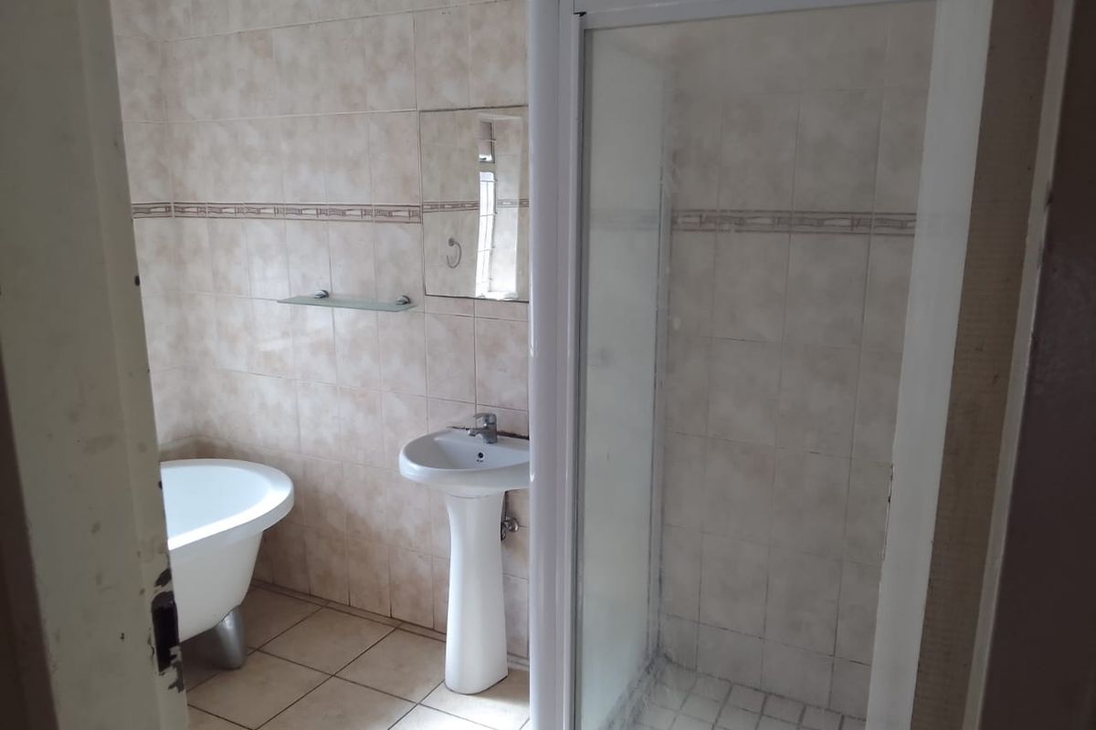 3 Bedroom house in Lombardy East with 2 Flatlets. - Photo 3