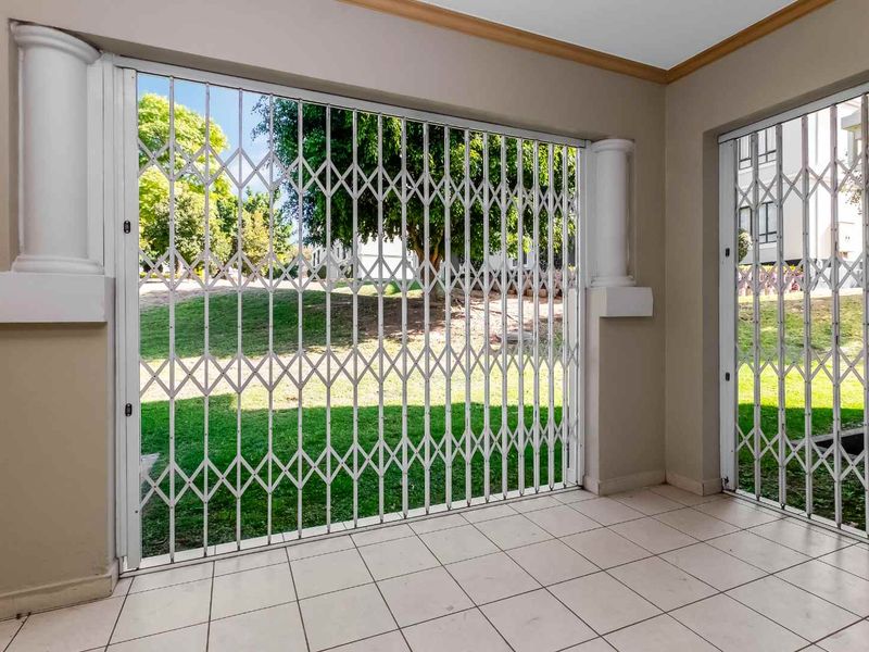 Light, Bright & Spacious 3-Bedroom 2 Baths Garden Apartment - Photo 5