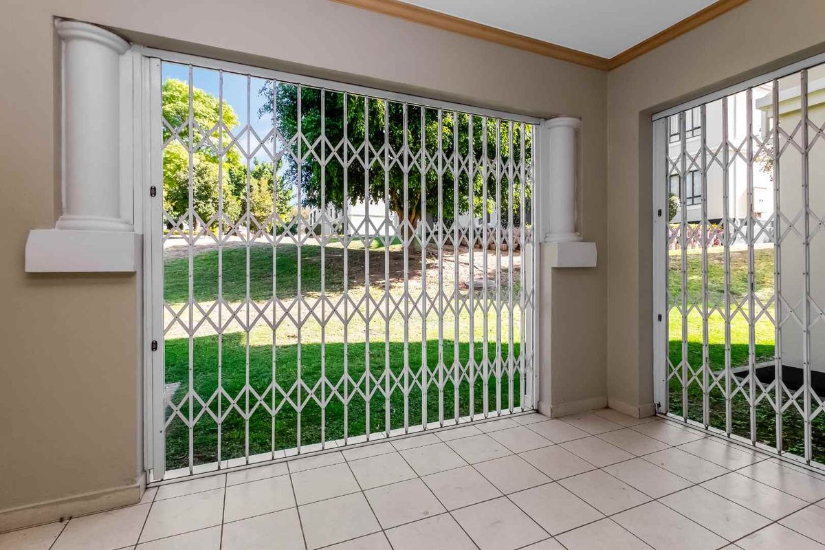 Light, Bright & Spacious 3-Bedroom 2 Baths Garden Apartment - Photo 5