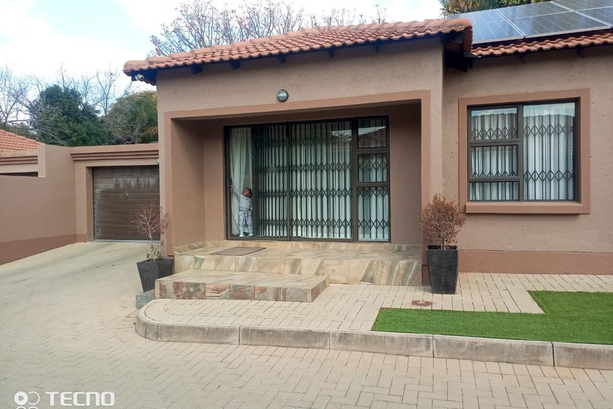 3 Bedroom Townhouse For Sale in Pretoria North - Photo 2