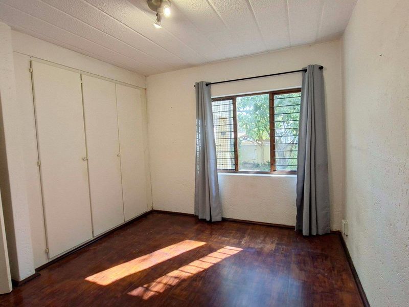 Spacious 3 bedroom, 2 bathroom, ground floor apartment available for sale in Bryanston - Photo 10