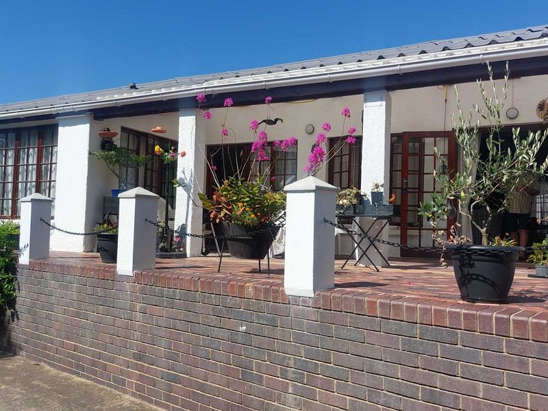 Elegant Historic 3 Bedroom Townhouse with High Ceilings in a Tranquil Garden Setting - Photo 3