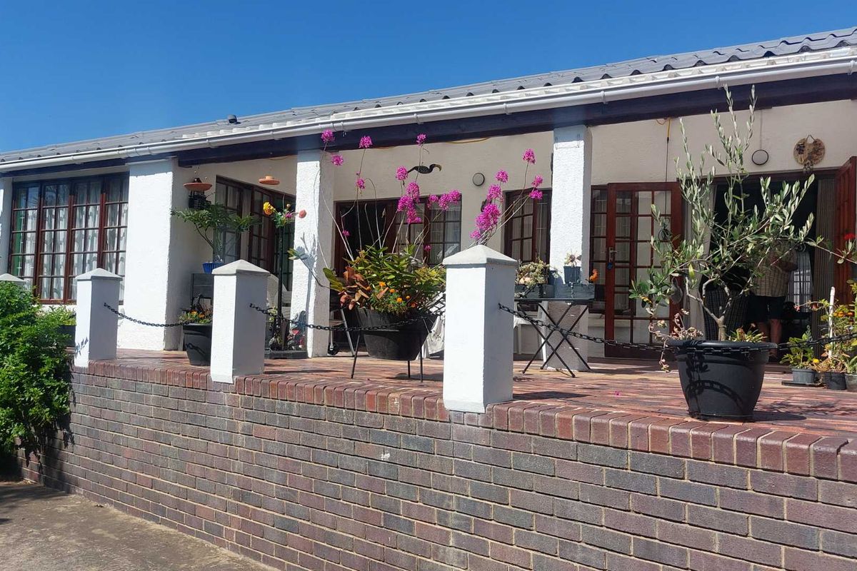 Elegant Historic 3 Bedroom Townhouse with High Ceilings in a Tranquil Garden Setting - Photo 3