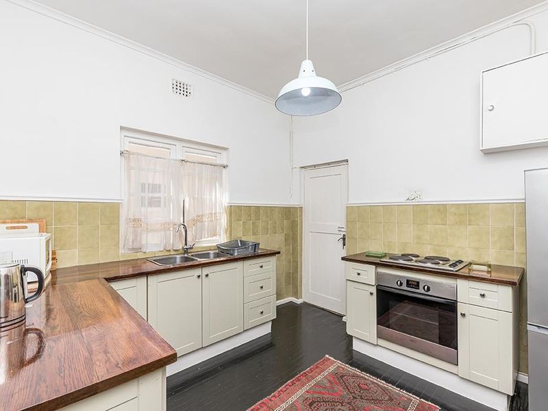 Art Deco Corner Apartment That Feels Like 'Home' - Photo 10