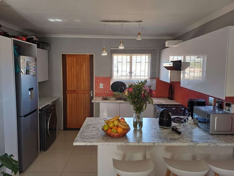 Spacious 2 bedroom 2 bathroom unit in Wilgeheuwel - Photo 5