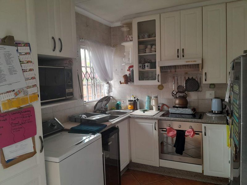 Low Maintenance 3 Bedroom Facebrick Townhouse - Photo 7