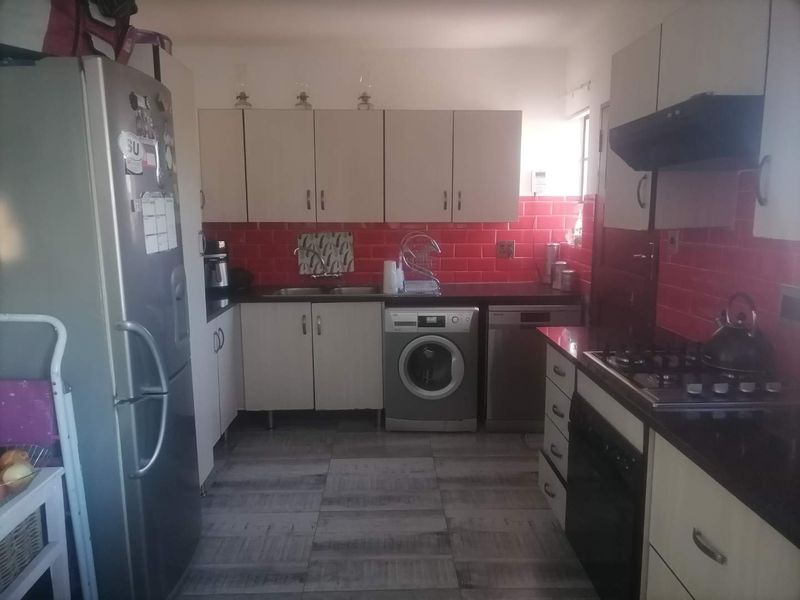 **Charming 3-Bedroom Townhouse for Sale in Thornbrook** - Photo 2