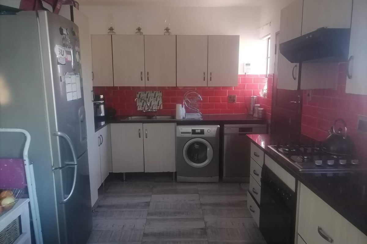 **Charming 3-Bedroom Townhouse for Sale in Thornbrook** - Photo 2