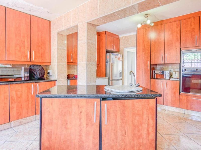 3 Bedroom House for Sale in Glenvista - Photo 3