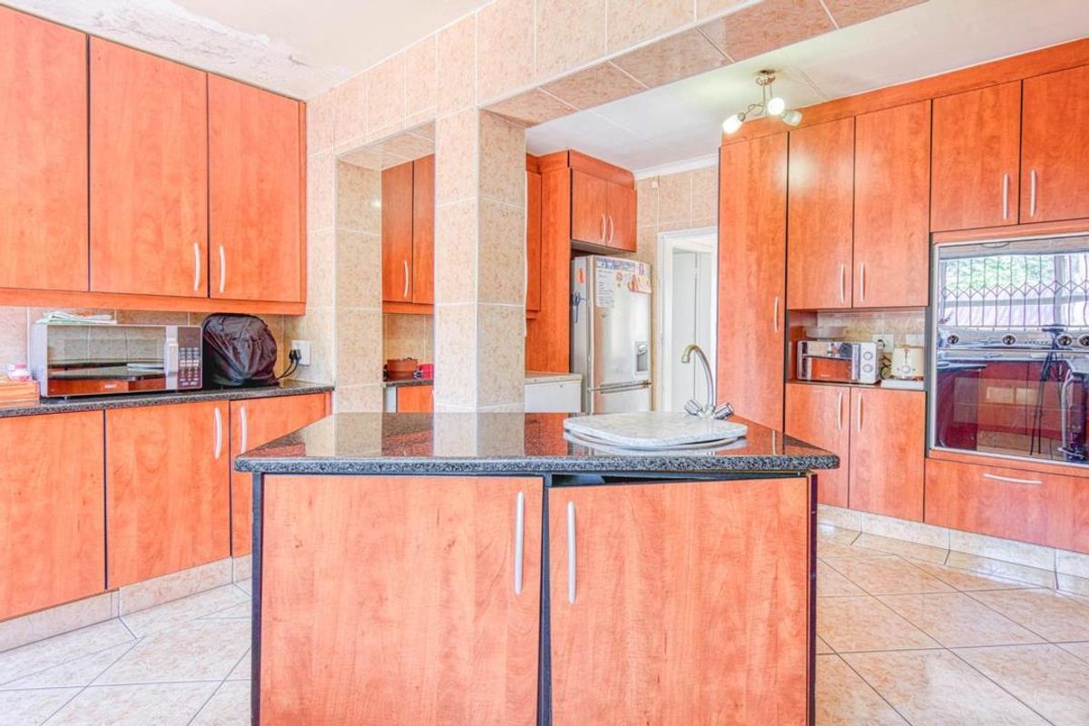 3 Bedroom House for Sale in Glenvista - Photo 3