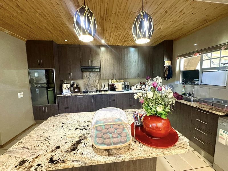 4 Bedroom House For Sale in Elisenheim - Photo 6