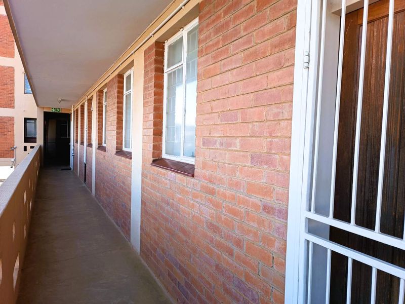 Spacious Corner Flat – Ideal Investment or First Home in Westdene - Photo 7