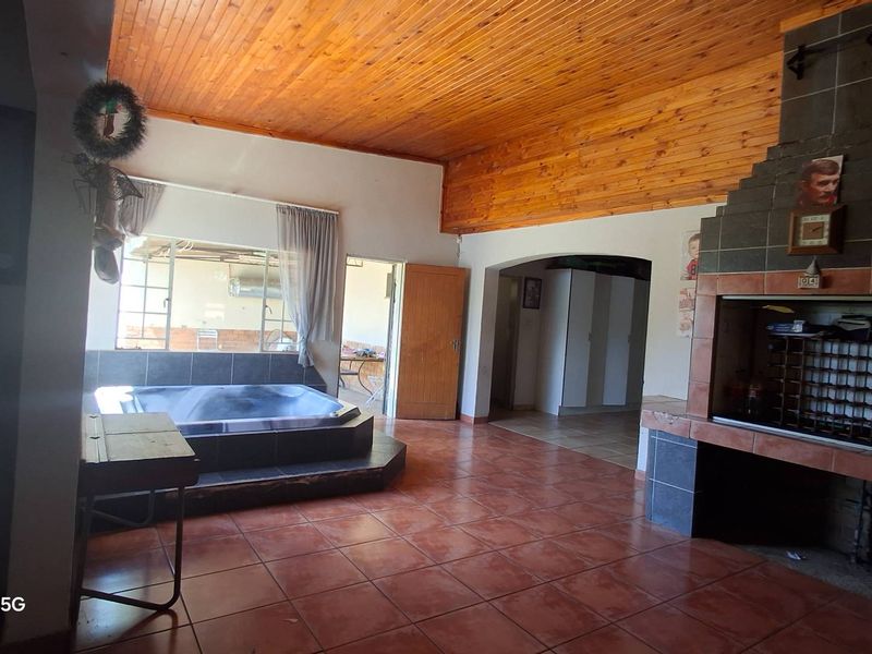 Discover Farm Life: 8.5-Hectare Gem in Vastfontein Awaits! - Photo 2