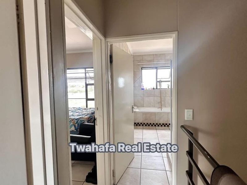 Spacious Three bedroom Townhouse - Photo 8