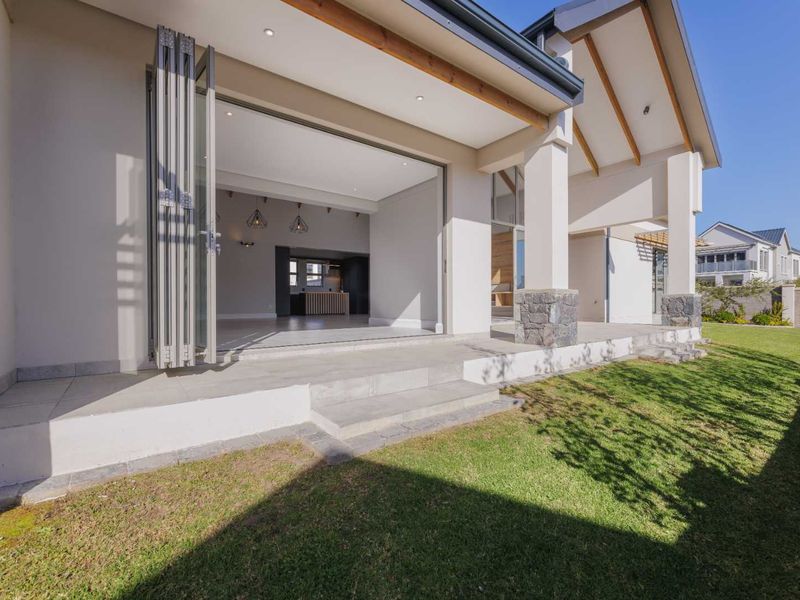 SPACIOUS AND WARM 4 BEDROOM FAMILY HOME IN KINGSWOOD GOLF ESTATE - Photo 9