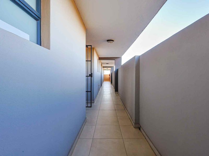 Modern 2-Bedroom Apartment with Rooftop Braai Area - Photo 2