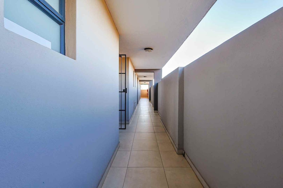 Modern 2-Bedroom Apartment with Rooftop Braai Area - Photo 2