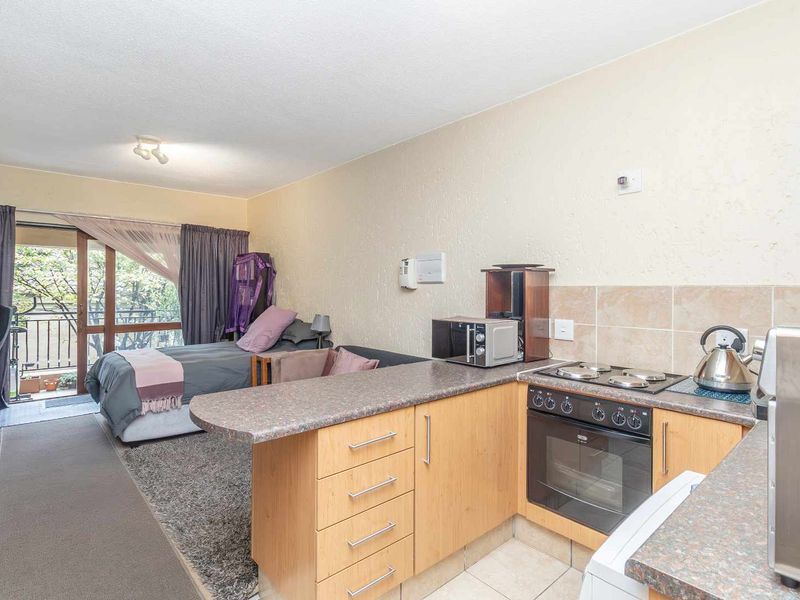 ☀️ Bachelor Bliss with a Balcony You’ll Use All Year Round! - Photo 7