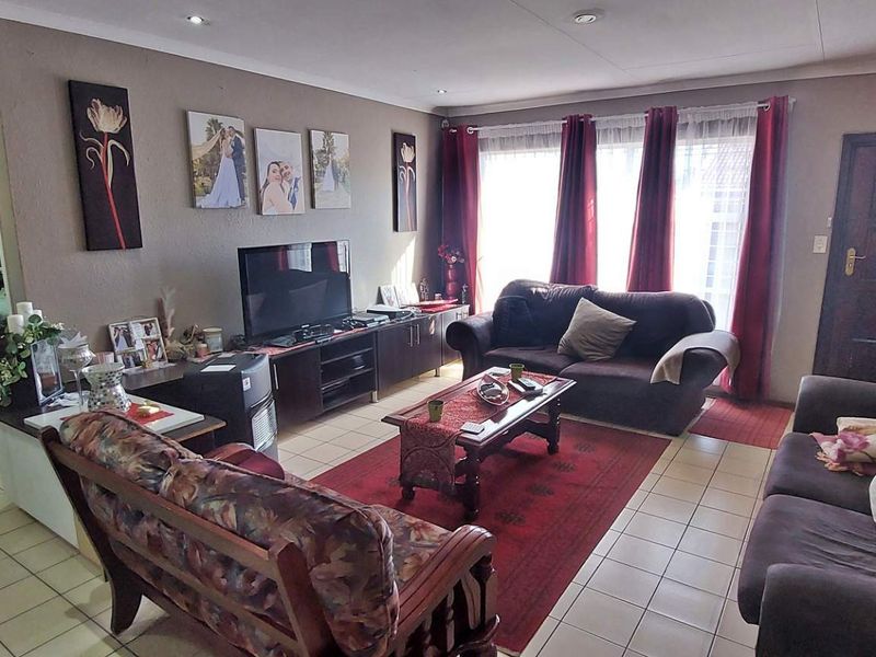 Modern Pet-Friendly 2-Bedroom Townhouse for sale - Photo 3