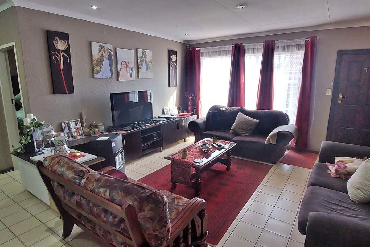 Modern Pet-Friendly 2-Bedroom Townhouse for sale - Photo 3
