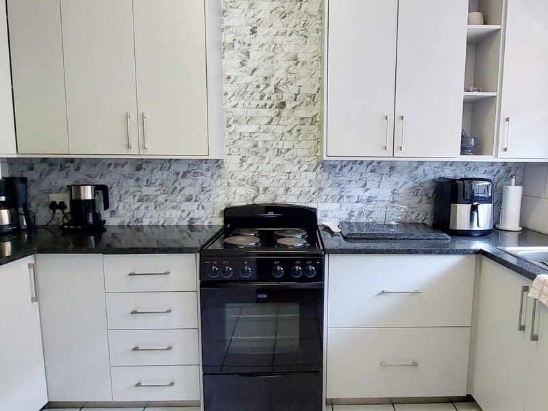 Exceptional 1 bedroom, 1 bathroom, 1st floor apartment available for sale in Craighall Park - Photo 2