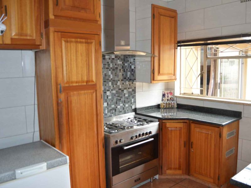 Four bedroom house with a flatlet in New Redruth - Photo 6