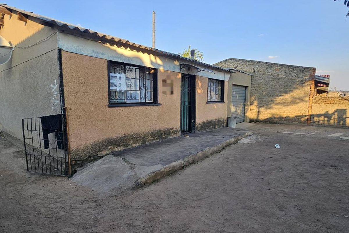 "Tembisa Gem: 4-Room House with 5 Rental Rooms & Garage!" - Photo 4