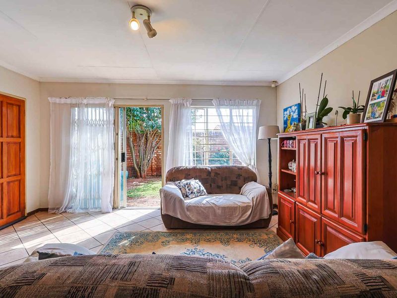 Picturesque 2-Bedroom Townhouse with Private Garden in Secure Lee Park Complex - Photo 7