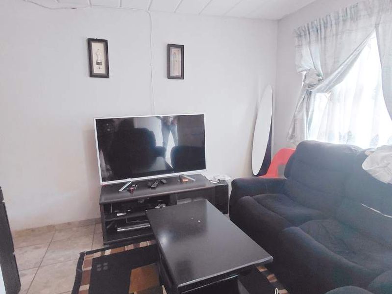 Charming Ground Floor Unit: Comfort & Convenience Await!" - Photo 3