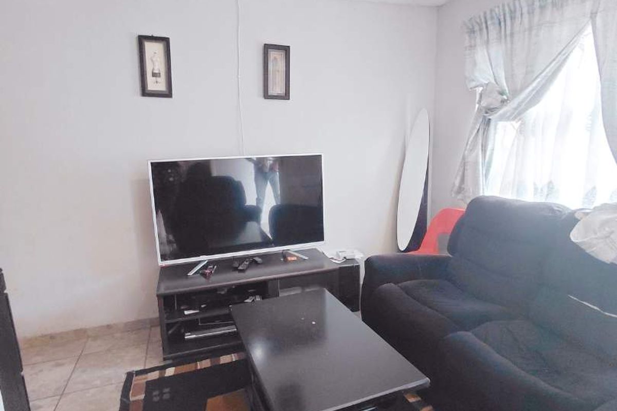 Charming Ground Floor Unit: Comfort & Convenience Await!" - Photo 3