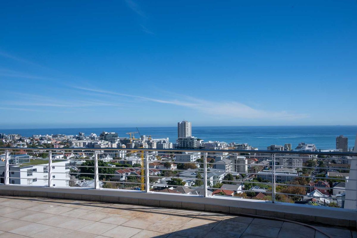 Most Sought After! 2 Bedrooms Sea Point. - Photo 2