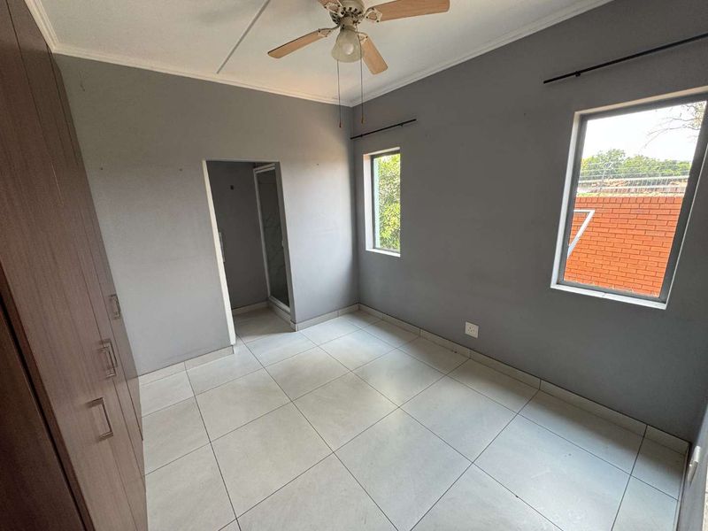 Large 3 Bed Pet Friendly Unit In a Tranquil Cul-de-Sac street! - Photo 10