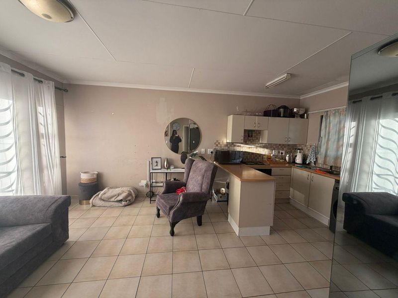 2 BEDROOM APARTMENT FOR SALE - ROCKY CREST - Photo 4