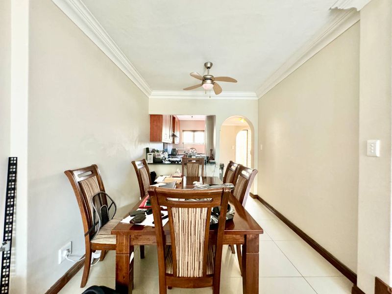 Hendra Estates - Stunning Furnished Triplex Unit For Rent In Umhlanga Rocks! - Photo 7