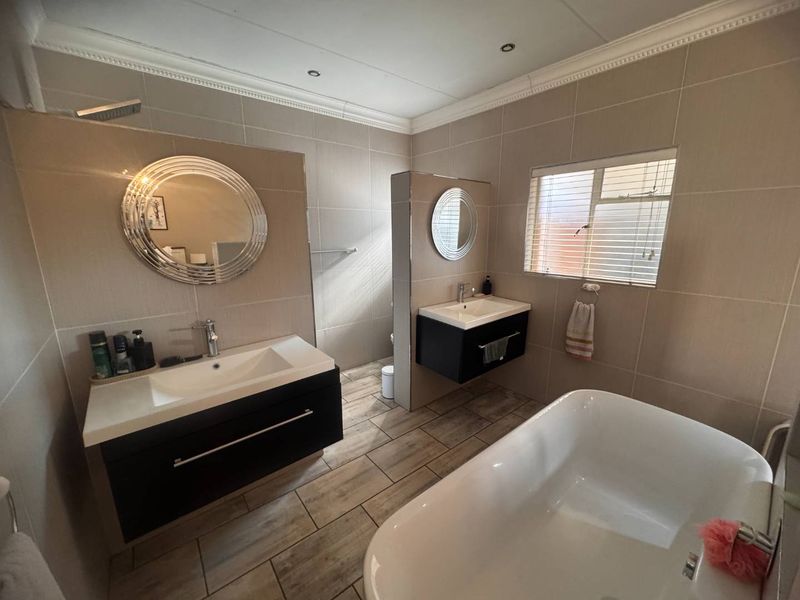 Move In Ready Family Home - Photo 10